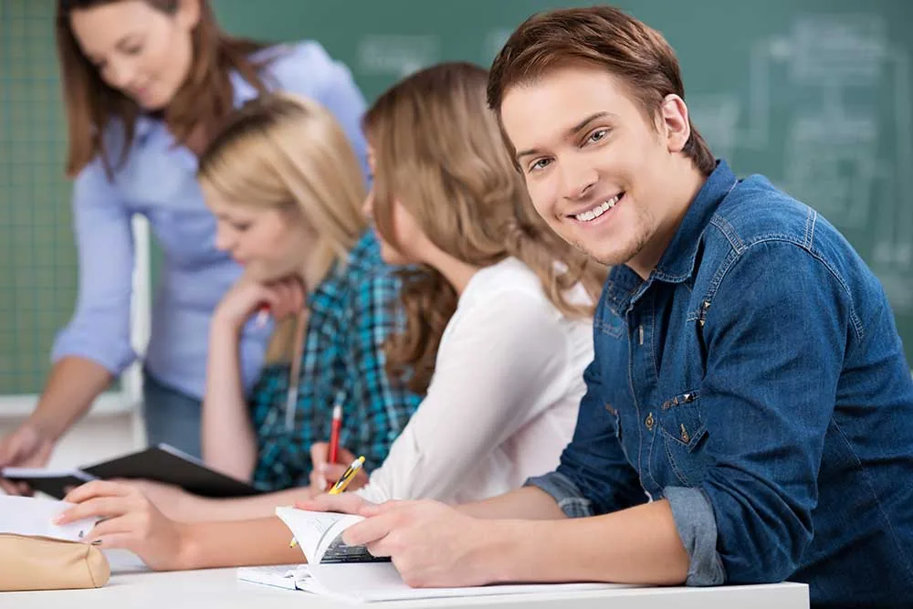 Oberstufenschüler lernt in einer kleinen Gruppe