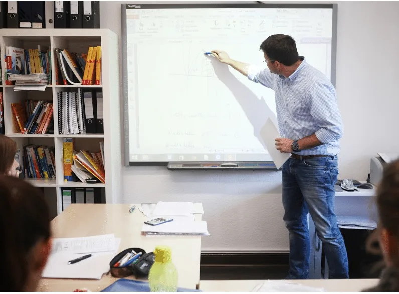 Eyk Ising erklärt eine Aufgabe am digitalen Whiteboard
